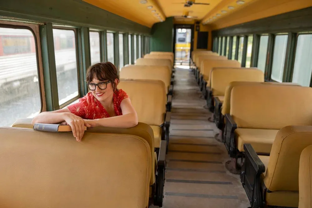 ACCLAIMED SINGER-SONGWRITER JENNA NICHOLLS ﻿